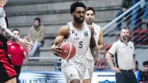 Dennis McKinney con la camiseta de Colo Colo.
