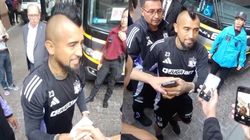 Vidal recibe el cariño de los hinchas de Colo Colo en Argentina.
