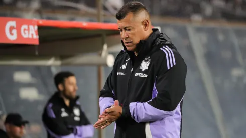 En Colo Colo dudan sobre el despido de Almirón.
