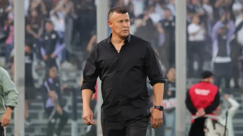 Jorge Almirón vive días complicados en Colo Colo.
