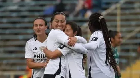 Elisa Durán jugando con el equipo adulto de Colo Colo.
