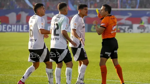 Los jugadores de Colo Colo le reclaman a Piero Maza en el Superclásico.
