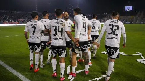 Javier Correa celebra junto a sus compañeros en Colo Colo.
