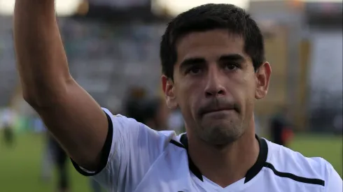 Julio Barroso con la camiseta de Colo Colo.
