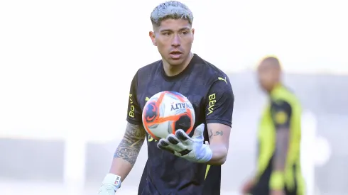 Brayan Cortés y Peñarol la pasan mal en Buenos Aires.
