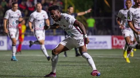 Afición Manuda lanza en contra de Góndola (Foto: Alajuelense)

