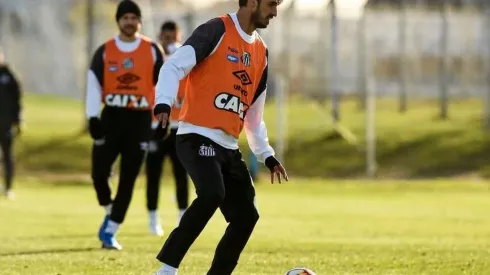 Ruiz entrenó junto al Santos en las instalaciones del Racing de Avellaneda para su estreno
