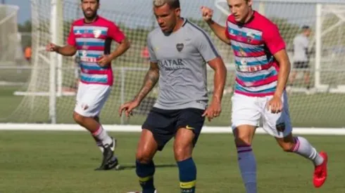 Granitto (detrás de Carlos Tévez) le anotó un gol a Boca Juniors en su pretemporada en Estados Unidos
