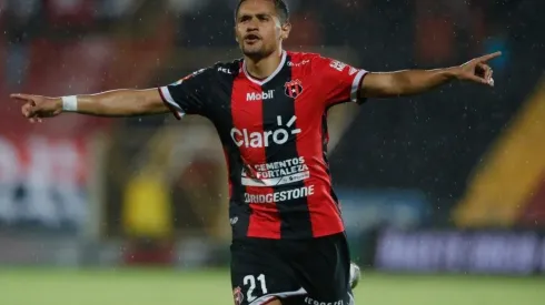 El atacante catracho aseguró que continuará su carrera con Alajuelense
