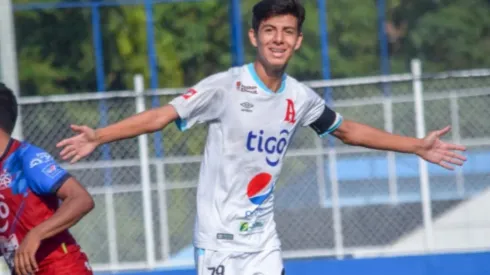 Futbolista salvadoreño viaja a incorporarse al Monterrey de México