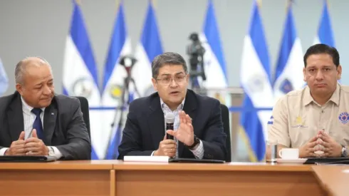 Presidente de Honduras se compromete a erradicar la violencia en los estadios