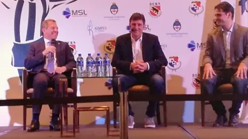 Mario Kempes presentó su libro en Panamá