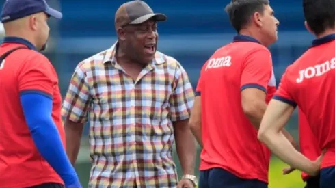 Hernán Medford disparó contra los árbitros de Costa Rica