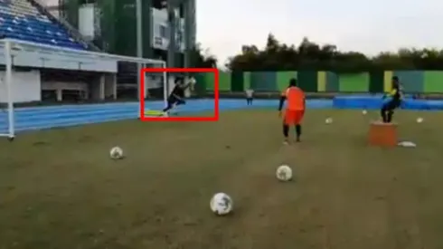 Ricardo Jerez impresionó con esta gran atajada en un entrenamiento