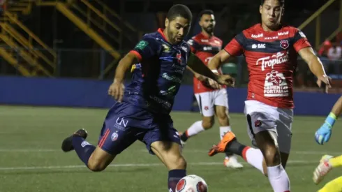 Álvaro Saborío de San Carlos anotando ante Alajuelense (ADSC Oficial)
