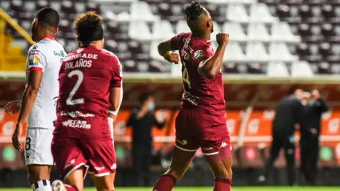 Kendall Waston resalta la grandeza de Saprissa: "El ADN morado en momentos difíciles".
