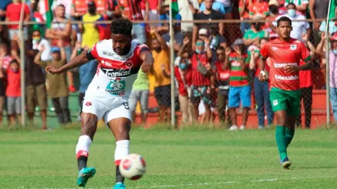 Freddy Góndola se despachó con doblete en victoria de Alajuelense.
