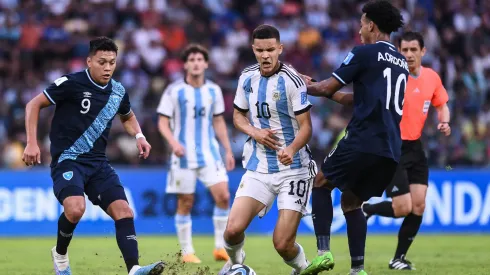 Valentín Carboni y Arquímides Ordóñez, figuras de Argentina y Guatemala, respectivamente, batallan por la pelota.
