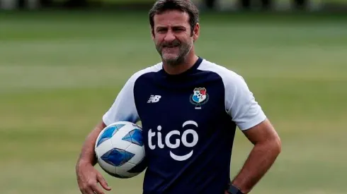 AME1746. CIUDAD DE PANAMÁ (PANAMÁ), 01/09/2021.- El director técnico de la selección de fútbol de Panamá, Thomas Christiansen durante un entrenamiento hoy en el estadio Rod Carew de Ciudad de Panamá (Panamá). La selección de fútbol de Panamá comenzará el jueves su andar en las eliminatorias de Concacaf hacia al Mundial de Catar 2022 tal cual como finalizó el camino a su primer torneo mundialista en Rusia 2018, frente a su similar de Costa Rica. EFE/Bienvenido Velasco
