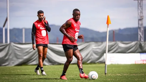 Joel Campbell avisa en su primera entrenamiento con la Liga Deportiva Alajuelense
