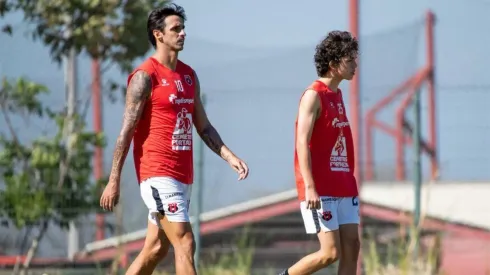 Bryan Ruiz junto a su hijo, quien ya fue fichado.
