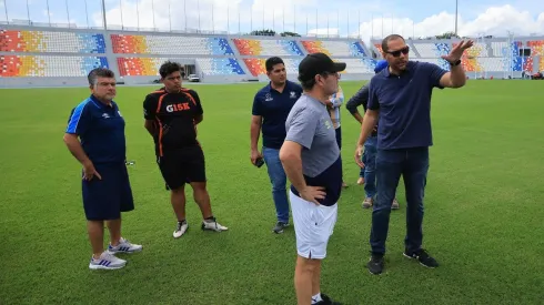 Hugo Pérez visitó el estadio en el que hará de local El Salvador.
