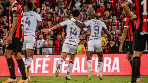 Javon East y Kendall Waston recibieron insultos racistas por parte de los aficionados de Alajuelense.
