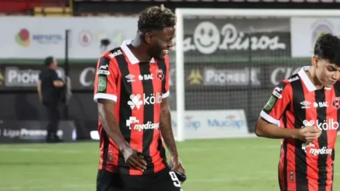 Árbitro irrespeta a Freddy Góndola en un partido
