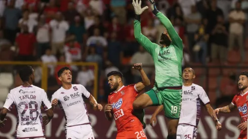 Un futbolista del Saprissa quedó muy golpeado por la derrota en Nicaragua.
