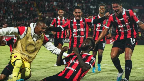 Alajuelense goleó a Cartaginés y es el último equipo clasificado a las semifinales de la Copa Centroamericana
