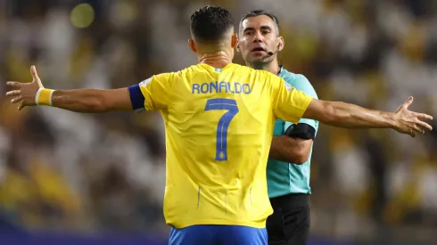 Cristiano Ronaldo y el árbitro guatemalteco Mario Escobar tuvieron un cruce de palabras (Getty Images)
