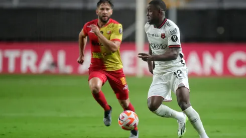 SAN JUAN DE TIBAS, COSTA RICA. OCTOBER 25th:  Joel Cambell #12 of Alajelense and Elías Aguilar #10 of Herediano during the Semifinal in match between Herediano vs Alajuelense in the Concacaf Central American Cup held at the Ricardo Saprissa Stadium, San Juan de Tibas, Costa Rica.<br />
(PHOTO BY JHON DURAN/STRAFFON IMAGES/MANDATORY CREDIT/EDITORIAL USE/NOT FOR SALE/NOT ARCHIVE)
