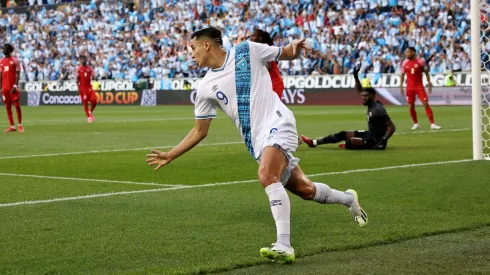 Rubio Rubin de Guatemala celebra su gol
