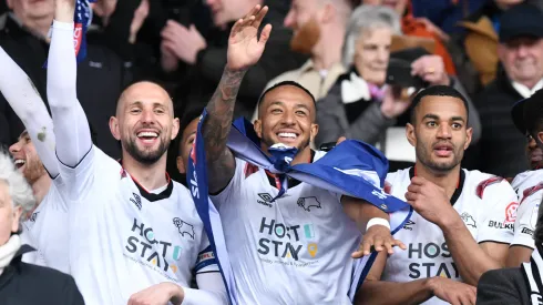 ¡Nathaniel Mendez-Laing y el Derby County consiguen histórico ascenso a Championship!
