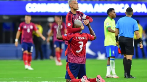 Calvo abraza y felicita a Mitchell tras su partidazo frente a Brasil.
