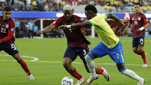 INGLEWOOD, CALIFORNIA – JUNE 24: Jeyland Mitchell of Costa Rica challenges for the ball with Vinicius Junior of Brazil during the CONMEBOL Copa America 2024 Group D match between Brazil and Costa Rica at SoFi Stadium on June 24, 2024 in Inglewood, California. (Photo by Kevork Djansezian/Getty Images)
