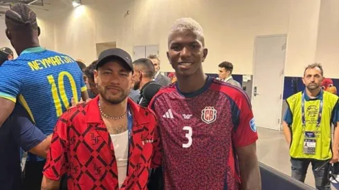 Jeyland Mitchell fue uno de los tantos ticos que se sacó una foto con Neymar.
