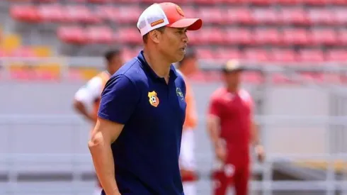 Paté Centeno en Herediano: un partido dirigido, un título.
