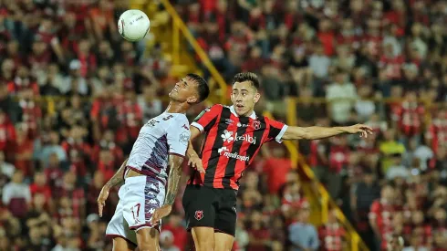 Saprissa y Alajuelense pelean dentro y fuera del campo.
