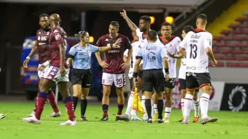 Desborde: desde Alajuelense apuntan a Mariano Torres y piden una fuerte sanción
