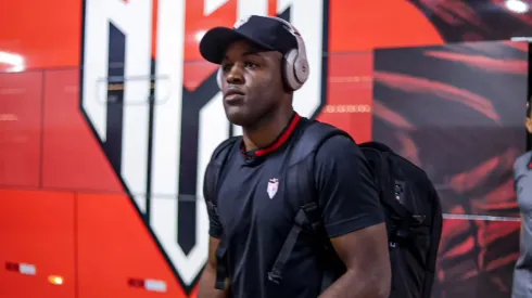 Joel Campbell muere por volver a ponerse la camiseta de Alajuelense.
