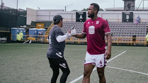 Kendall Waston no encuentra respuestas en Saprissa.
