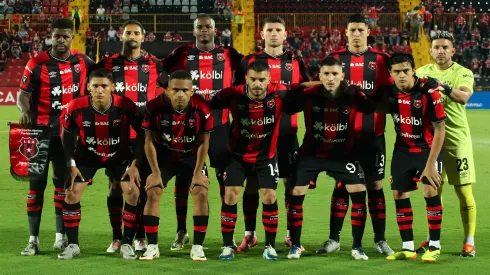 Un refuerzo de Alajuelense siente la presión.
