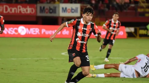Menjívar recibe el visto bueno más importante de Alajuelense.
