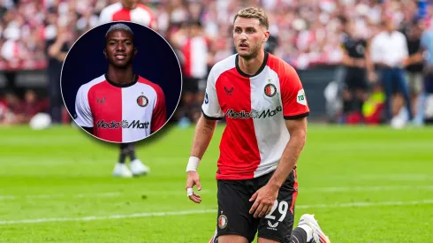 Santi Giménez se ve amenazado por Jeyland Mitchell en el Feyenoord.
