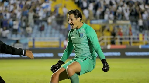 Nicholas Hagen festejando con la camiseta de la Azul y Blanco.
