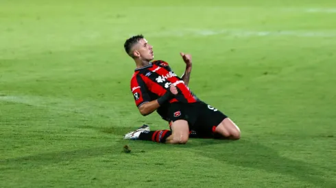 Canhoto le muestra su agradecimiento a Alajuelense.
