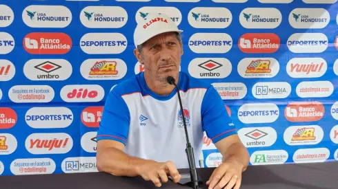 Pedro Troglio, DT de Olimpia.
