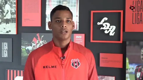 Creichel Pére sorprende a Alajuelense.
