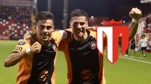 Los jugadores de Águila festejan su gol frente a los estelianos.
